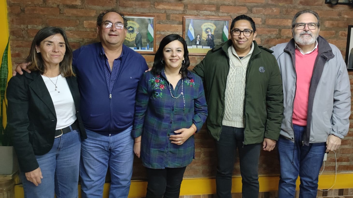 La candidata a intendenta, Nayibe Gattoni y su compañero de fórmula, Richard Llanqueleo (en el centro), junto a Alejandra Mas, Sergio Hernández y Daniel Belloso.
