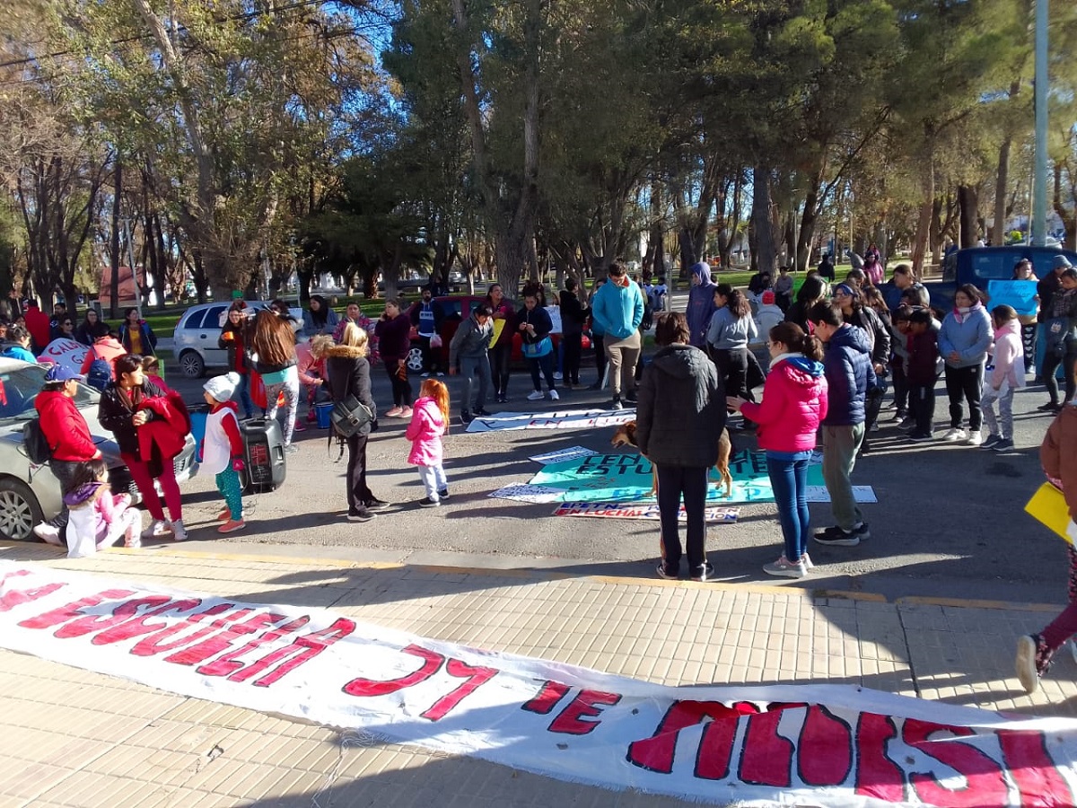 Escuelas de Centenario llevaron la protesta a las puertas del municipio. Foto: Gentileza. 