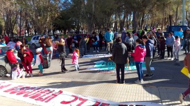 Escuelas de Centenario llevaron la protesta a las puertas del municipio. Foto: Gentileza. 
