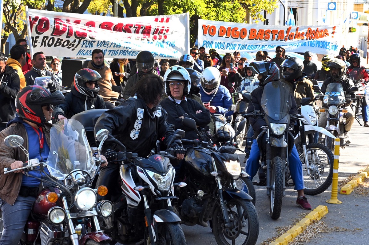 Un centenar de personas se movilizaron y entregaron petitorios a autoridades municipales y provinciales. Foto Marcelo Ochoa.