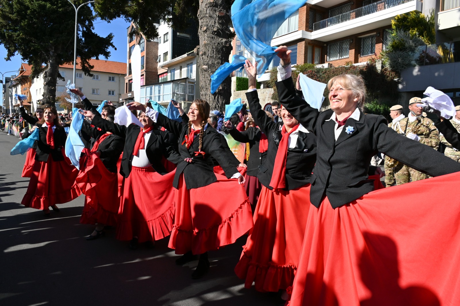 Escuelas, agrupaciones, clubes y diversas instituciones de Bariloche se mostraron en el desfile. Foto: Chino Leiva