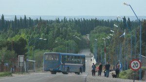 Sin transporte escolar otra vez en Roca: por falta de fondos para combustible cortaron un servicio