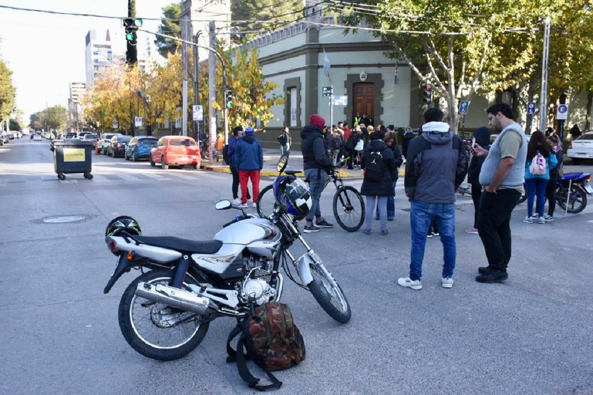 Las contrataciones de punteros se conocieron con las protestas por las bajas frente a Casa de Gobierno Foto: Matías Subat.