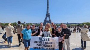 Hinchas de Cipolletti viajaron a Francia para buscar a Messi y le hicieron un particular pedido