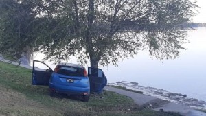 Un árbol evitó que un auto termine en el río Negro en Patagones