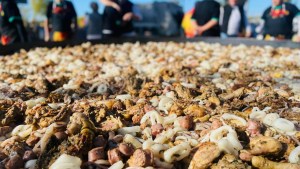 Los aromas y sabores deleitaron a miles en la Fiesta de la Paella Española en Huergo