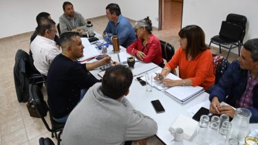 La reunión tuvo un breve retraso en el horario previsto.
