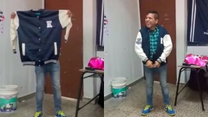 Estudiantes le hicieron un regalo a un profesor y su reacción conmovió a todos: «Voy a llorar»