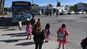 Accidente entre un auto y un colectivo en Viedma generó temor