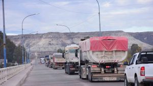 Controlan el peso de las cargas de camiones en el puente de Paso Córdoba, en Ruta 6