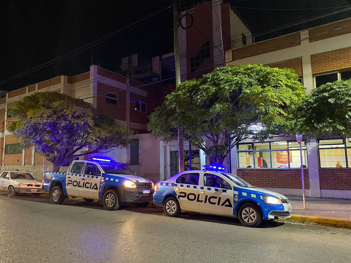 El exterior del hospital Castro Rendón esta noche, en donde el ex vicepresidente permanece internado. 