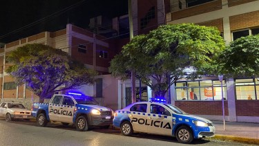 El exterior del hospital Castro Rendón esta noche, en donde el ex vicepresidente permanece internado. 