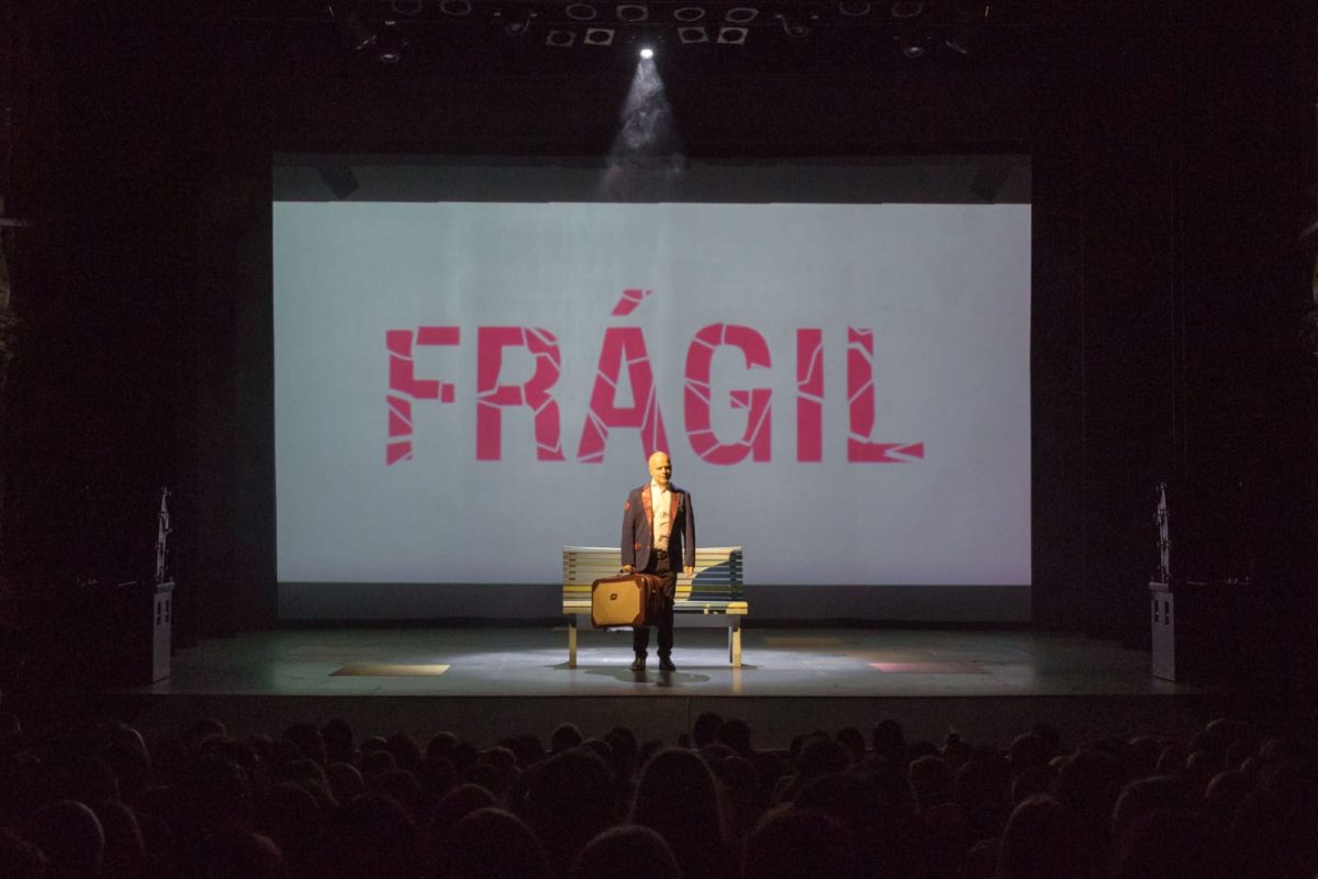 “Frágil” es una comedia que nos hace reflexionar, a través de la risa, acerca de las cuestiones que nos atraviesan como lo son el amor, la muerte, el poder, los vínculos, la sexualidad.
