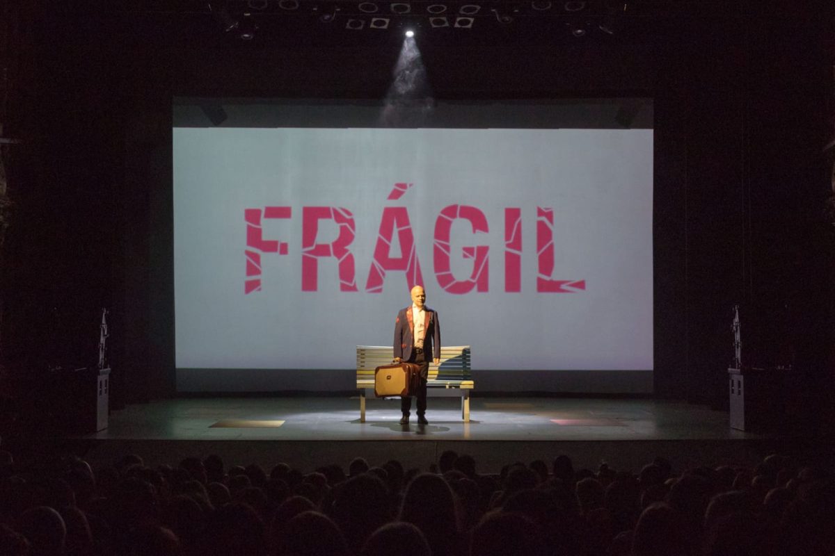 “Frágil” es una comedia que nos hace reflexionar, a través de la risa, acerca de las cuestiones que nos atraviesan como lo son el amor, la muerte, el poder, los vínculos, la sexualidad.
