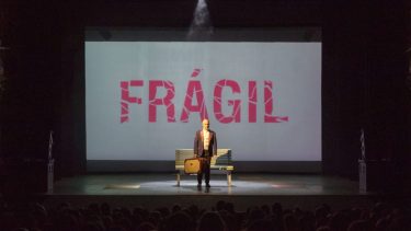 “Frágil” es una comedia que nos hace reflexionar, a través de la risa, acerca de las cuestiones que nos atraviesan como lo son el amor, la muerte, el poder, los vínculos, la sexualidad.
