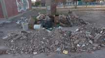 Imagen de Indignante: arrojaron kilos de basura en una plaza de Roca y provocaron el enojo de vecinos