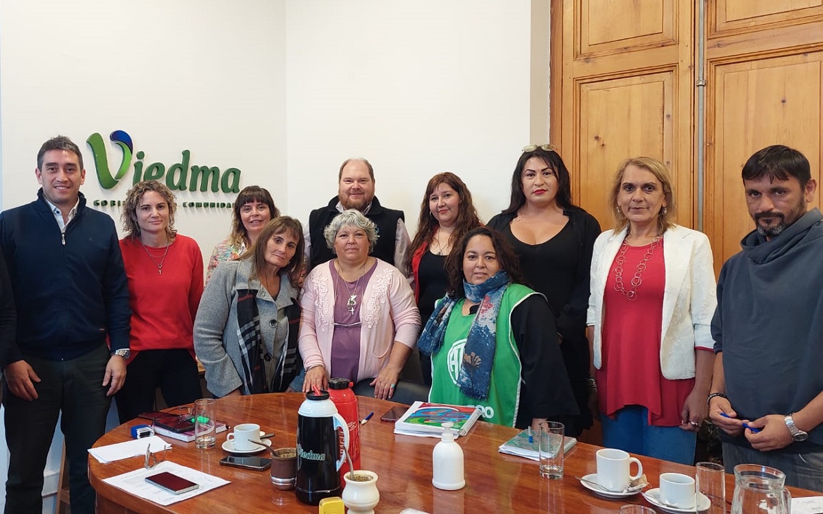 Funcionarios y gremialistas se reunieron en la sede municipal. Foto: gentileza.