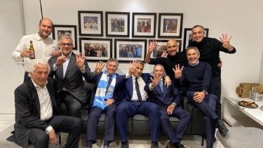 Macri, esta noche, festejando el pase a la final junto a Guardiola y dirigentes del City. Foto: Gentileza. 