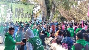 Marchas en Roca, Bariloche y Viedma por el paro de ATE: no hay clases ni atención en organismos
