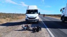 Imagen de Una ciclista chilena resultó herida al ser impactada por el espejo de un furgón sobre la Ruta 22, en Chelforó