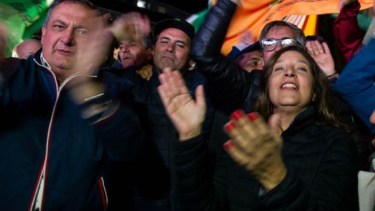 Gennuso y Carreras durante los festejos de las elecciones provinciales de abril en Bariloche. Foto Archivo