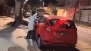 «¡Frená, frená!»: el mal momento de una joven cuando aprendía a manejar con su madre