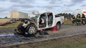 Un muerto y un herido en un choque frontal entre una camioneta y un camión en Santa Fe