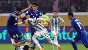 El offside que no fue y un penal anulado, las polémicas del debut de Argentina en el Mundial Sub 20