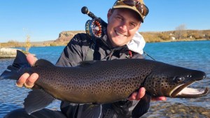 «¡Dejanos una, papá!»: pescó otra gran trucha en el Limay y cuando la devolvió «salió como misil»