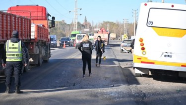 Un camión, un colectivo y dos autos chocaron en Ruta 151