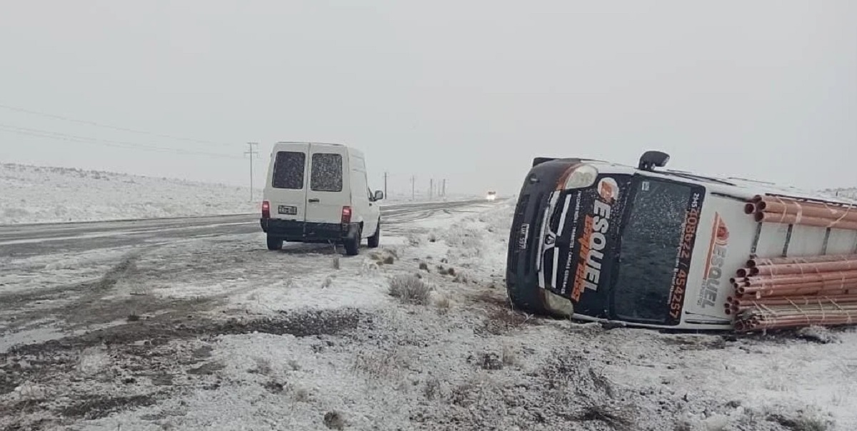 La traffic terminó tumbada sobre la banquina llena de nieve, en la Ruta 40. Foto: ADNSUR.  