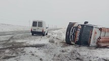 Imagen de Una traffic volcó sobre la Ruta 40 por la nieve y los fuertes vientos, en Chubut