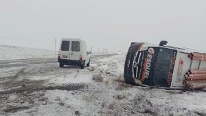Una traffic volcó sobre la Ruta 40 por la nieve y los fuertes vientos, en Chubut