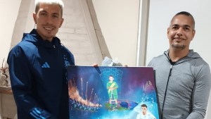 Regalo mundial: un artista de Cipolletti le hizo un cuadro a Lisandro Martínez, campeón en Qatar 2022