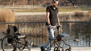 Un hombre parapléjico volvió a caminar gracias a una reveladora tecnología: «Recuperé la libertad»