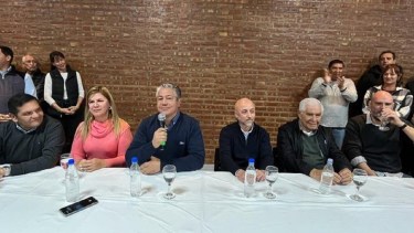 El mandatario electo presentó este miércoles las candidaturas de su espacio en Cutral Co, con la sorpresiva compañía de Guillermo Pereyra. Foto: Twtter. 