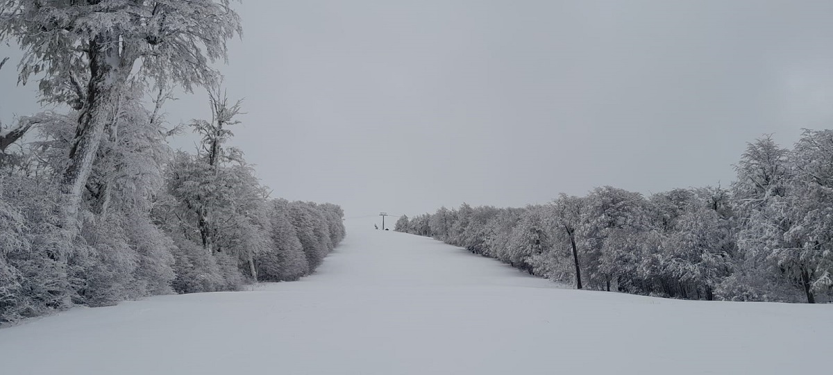 Belleza pura. La nieve acumulada en Chapelco (sin pisar) después de las nevadas. El cerro está a 19 km de San Martín de los Andes.  