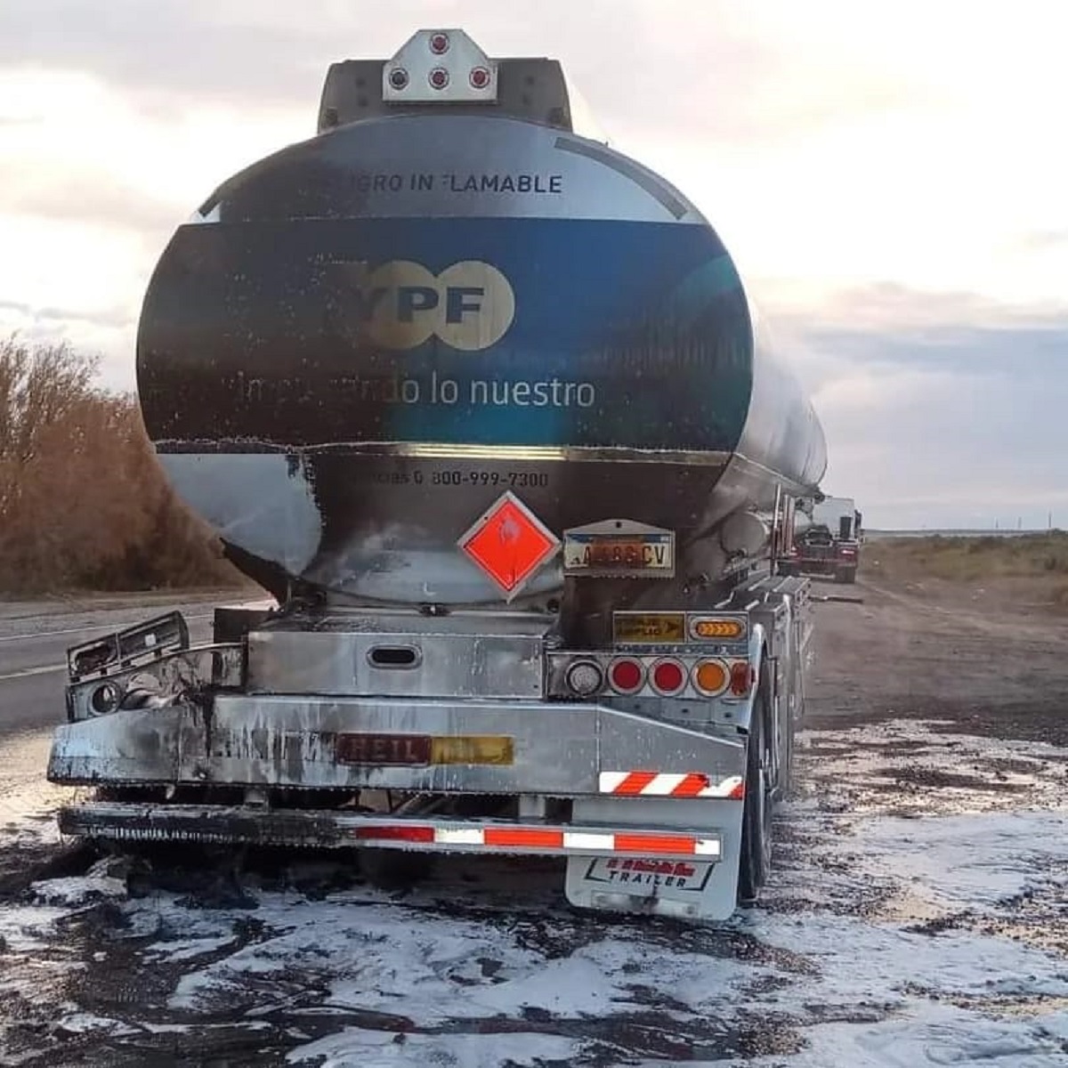 El camión de YPF se incendió sobre la Ruta 22, cerca de Chimpay. (Gentileza).-