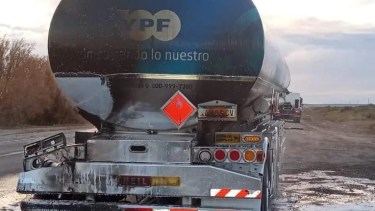 El camión de YPF se incendió sobre la Ruta 22, cerca de Chimpay. (Gentileza).-