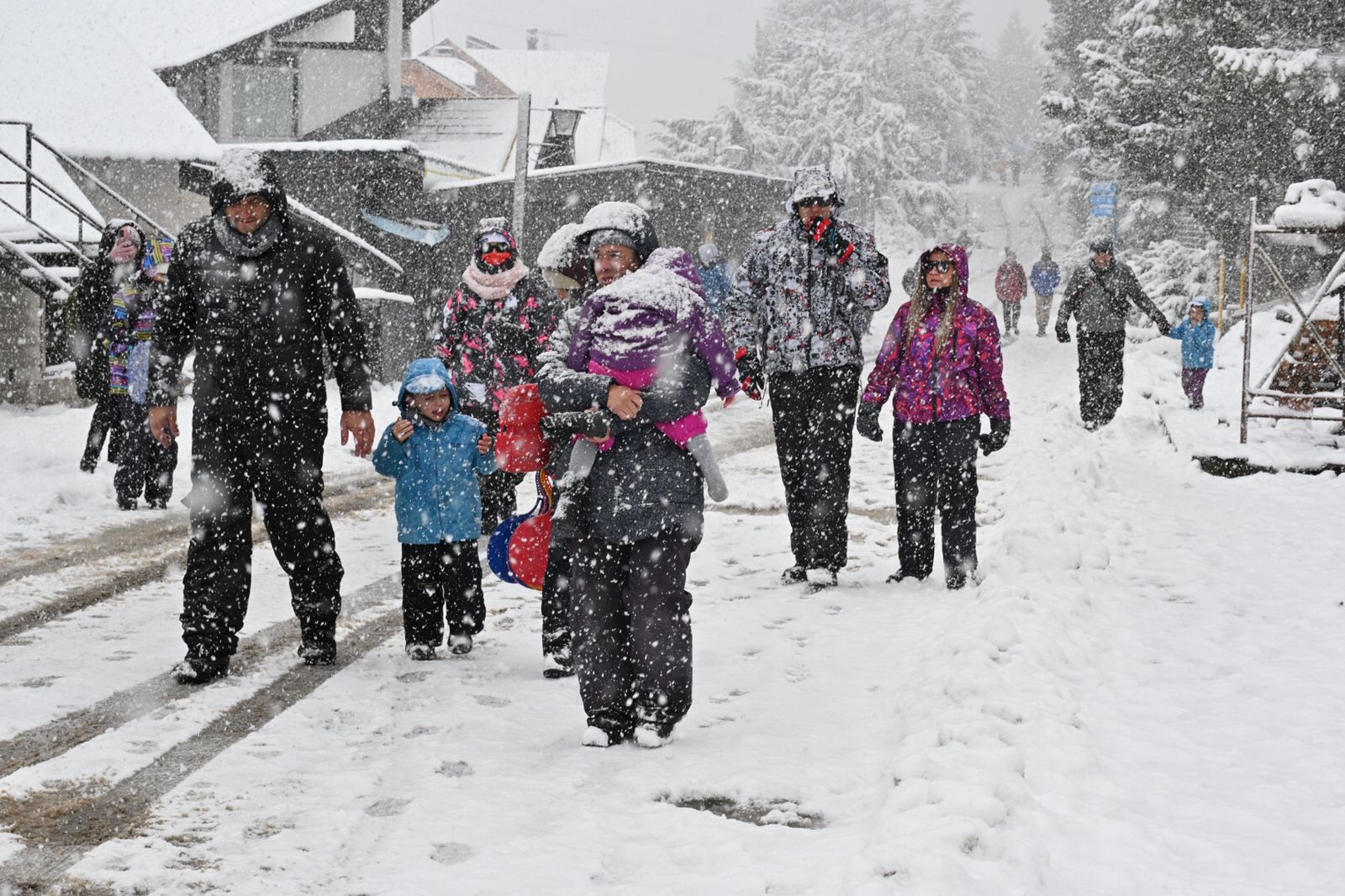 Los turistas que visitan Bariloche este fin de semana largo disfrutaron este mediodía de una copiosa nevada en el cerro Catedral. Foto: Chino Leiva
