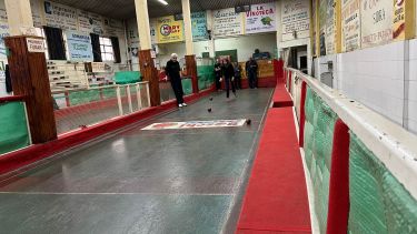 Las clases de bochas se desarrollan los miércoles en el Círculo Italiano. Foto: Axel Nuin Hernández.