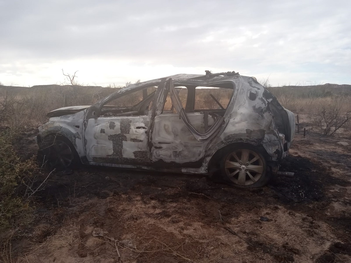 El auto se despistó, volcó y se incendió cuando iba sobre la Ruta 22, cerca de Choele Choel. (Foto 7 en punto).-