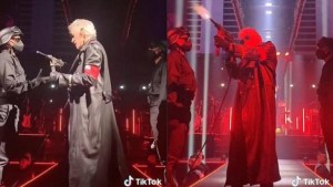 Investigan a Roger Waters por lucir vestimenta de estilo nazi durante un concierto en Alemania