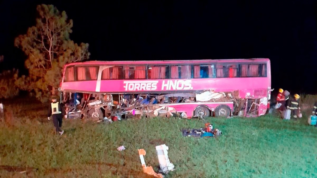 Los cinco fallecidos y las 15 personas heridas se movilizaban en el ómnibus de larga distancia. Foto: Infobae. 