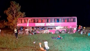 Cinco muertos y múltiples heridos tras el choque entre un colectivo y un camión en Santa Fe