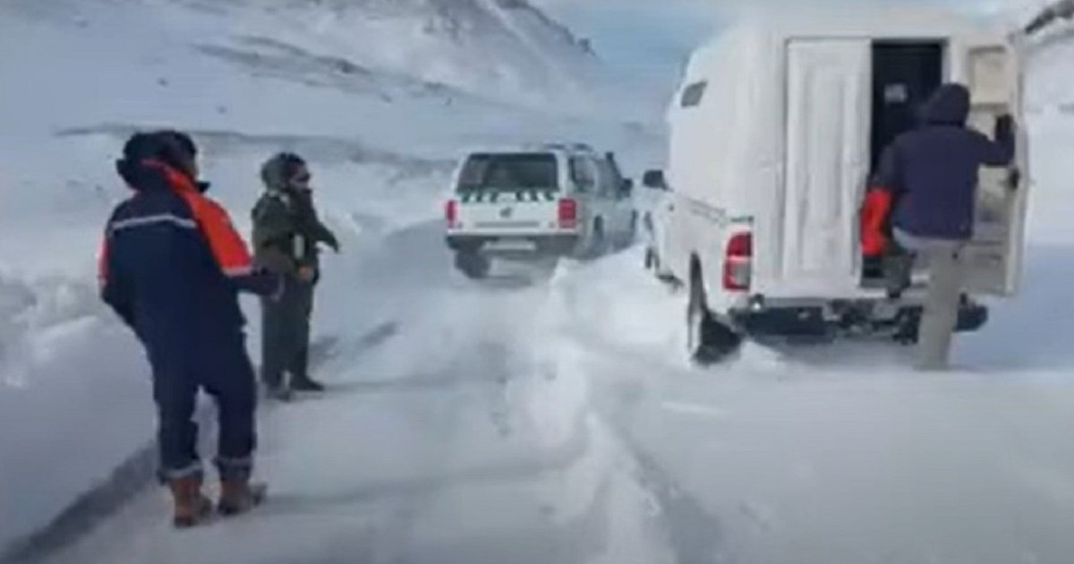 impactante rescate de Gendarmería a una familia varada por la nieve en Mendoza thumbnail