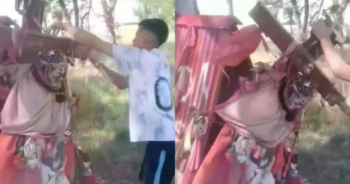 Polémica por un pastor evangelista que se filmó destrozando una estatua del Gauchito Gil thumbnail