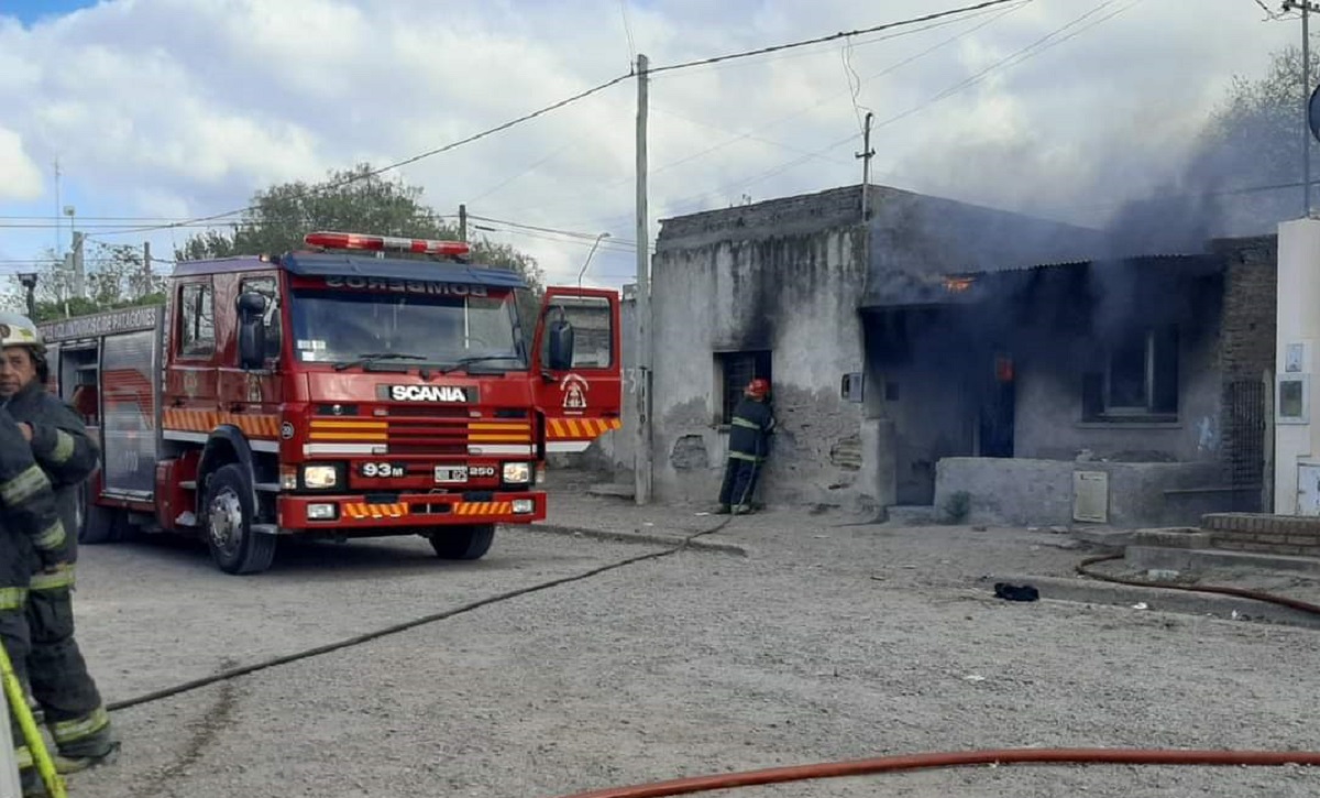 El incendio ocurrió el viernes al mediodía en una vivienda del barrio Villa Lynch de Patagones. Foto Gentileza Norpatagonia Noticias
