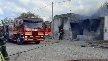 El incendio ocurrió el viernes al mediodía en una vivienda del barrio Villa Lynch de Patagones. Foto Gentileza Norpatagonia Noticias