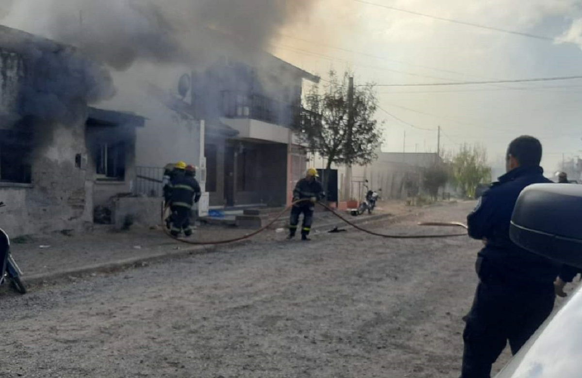 El incendio en la vivienda del barrio Villa Lynch de Patagones ocurrió el viernes 26 de mayo. Foto Gentileza: Norpatagonia Noticias